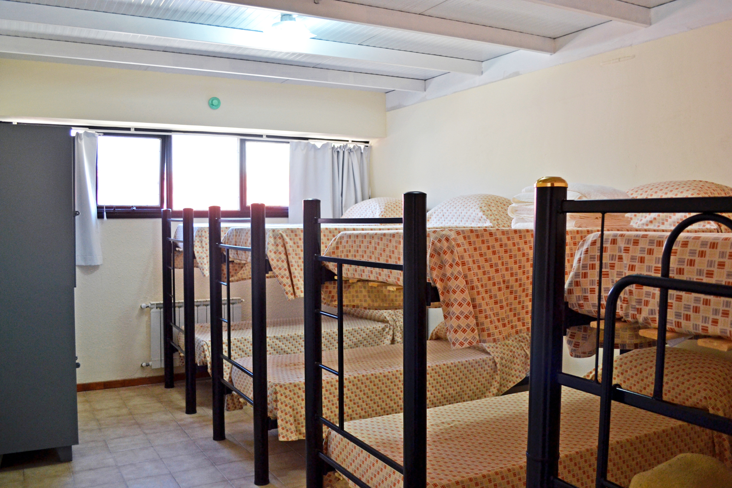 camas en habitación a compartir